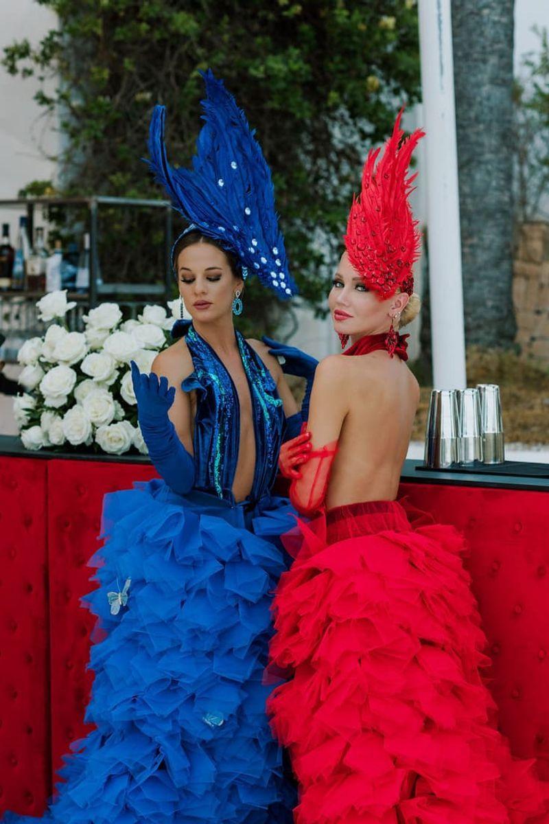Elegant sustainable table setting with natural materials and warm lighting